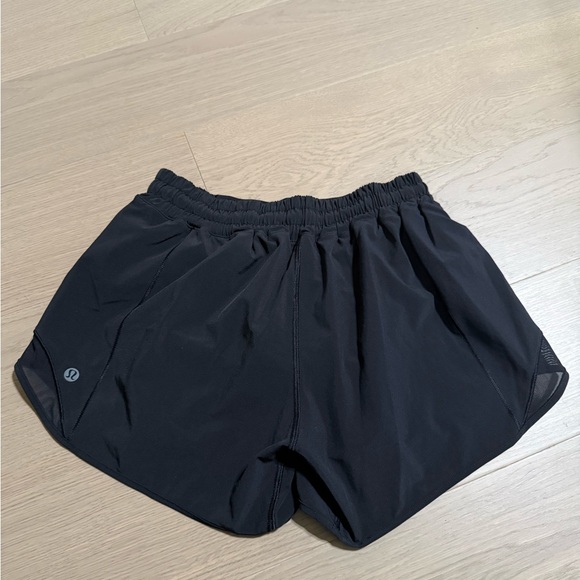 lululemon athletica Hotty Hot Black Women's Athletic Shorts 2 1/2 - Picture 2 of 3